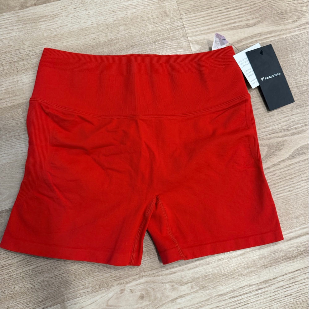 NWT! Red Seamless Scrunch Short 4”